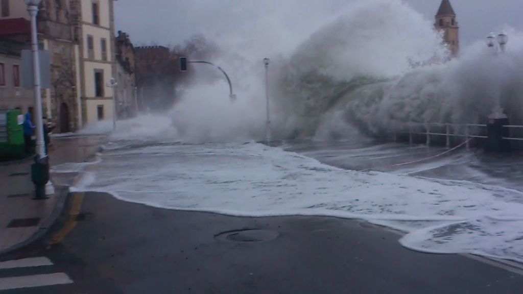 olas en gijón