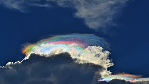 No es el arcoíris, ni tampoco photoshop: son nubes iridiscentes, las más  raras de ver