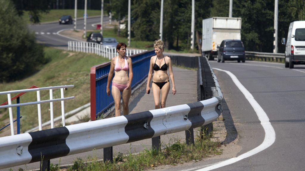 Moda baño para cruzar...¡una autovía!