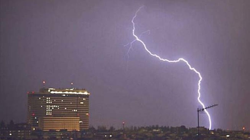 El cielo eléctrico de Madrid inunda las redes sociales de auténticos fotones