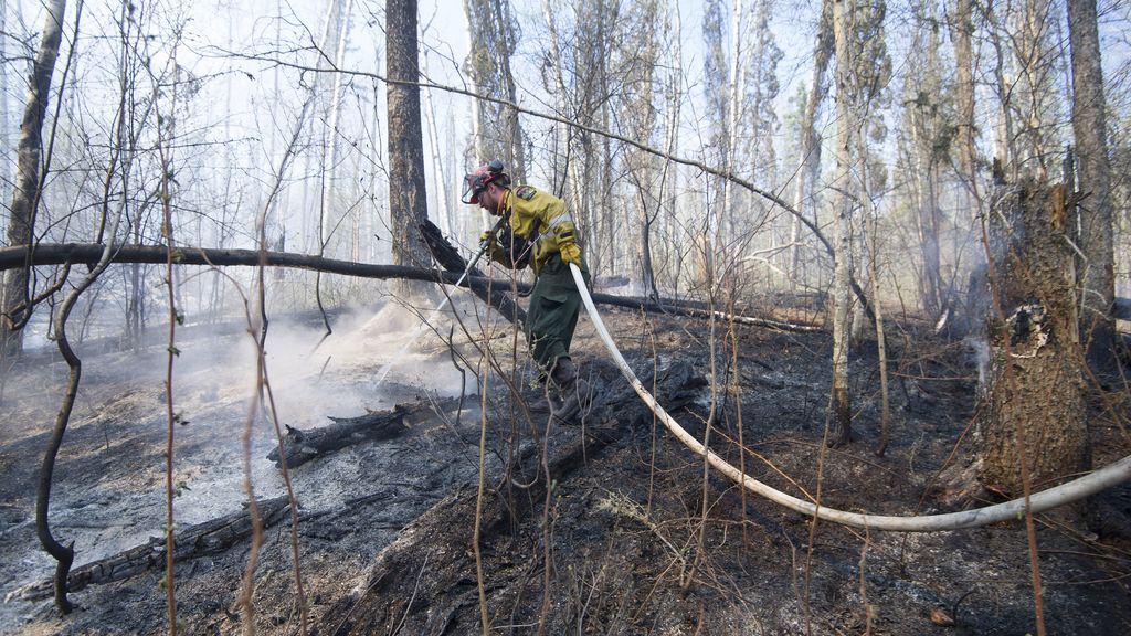 Empiezan a controlar el gran incendio de Canadá