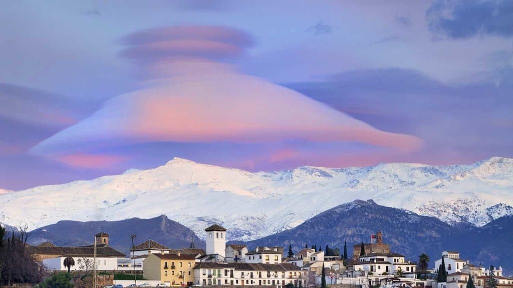 La perfecta línea que dibujan las nubes lenticulares: suave por arriba, recta por debajo