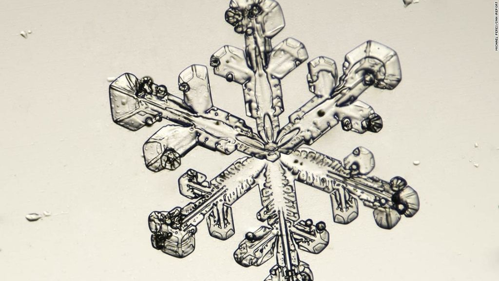 Todos los copos son hexagonales, pero es prácticamente imposible encontrar dos iguales