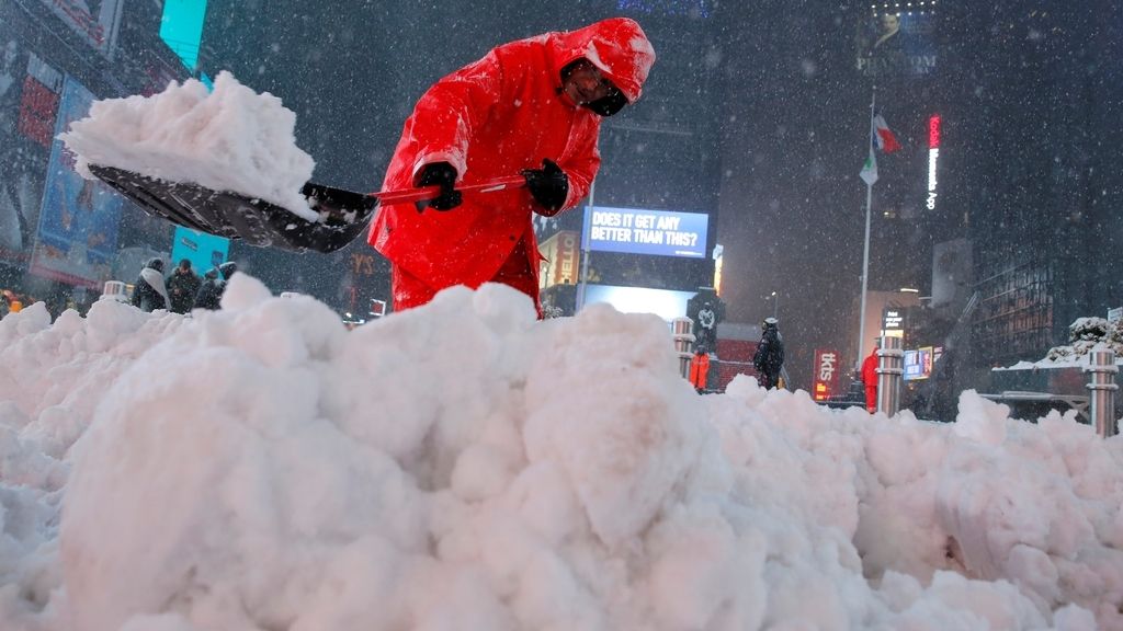 La ciudad está con vuelos cancelados, servicios mínimos y locales cerrados