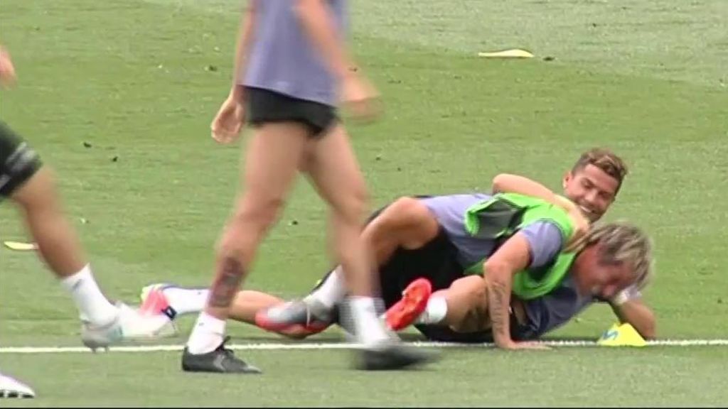 ¡Lucha grecorromana! La ‘pelea’ entre Coentrao y Cristiano Ronaldo en pleno entrenamiento