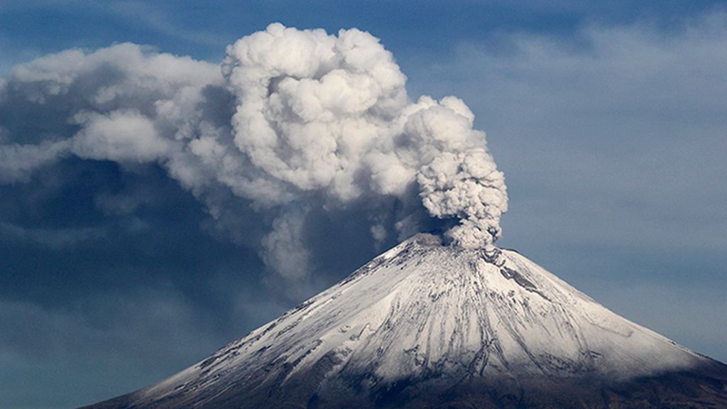 El volcán Popocatépetl 'explota' y cubre de ceniza la ciudad mexicana de Puebla