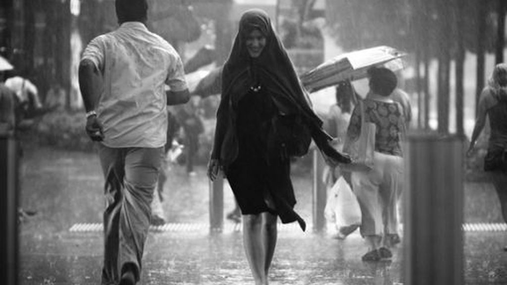 Cae un aguacero y la ropa interior se transparenta por encima de tu ‘modeli’