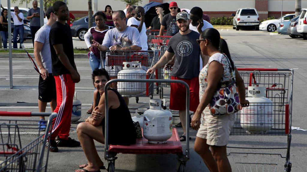 Florida se prepara para 'Matthew': Casi dos millones de personas podrían ser evacuadas