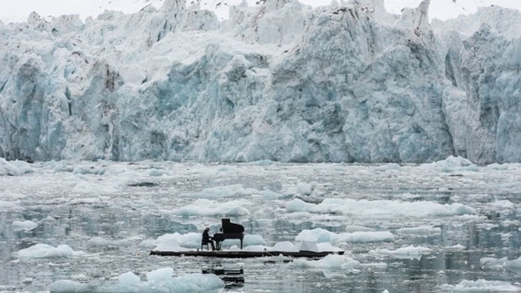Crujido de iceberg, agua, magia: así suena el piano de Ludovico en los hielos del Ártico