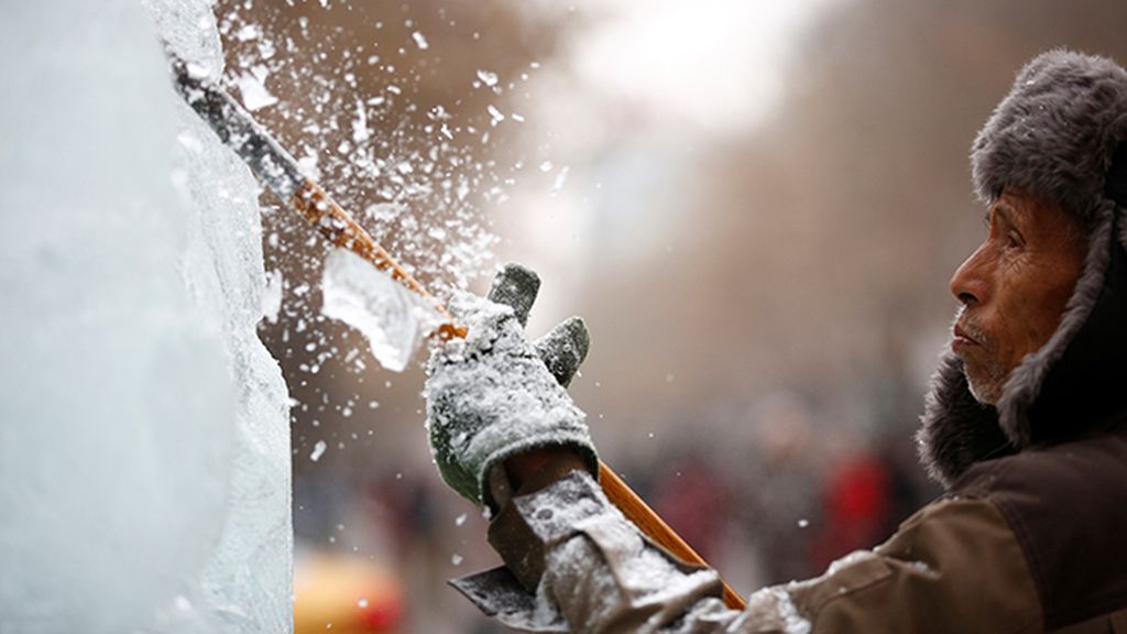 Para esculpir el hielo y la nieve, utilizan desde pequeños cinceles hasta motosierras