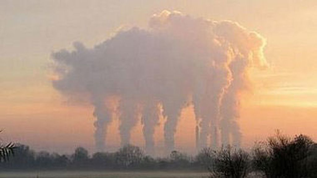 Un cerdito camina sobre el cielo... ¿querrá escapar de las granjas?