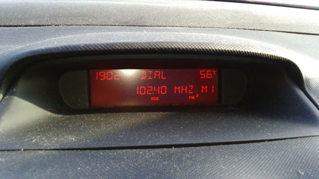 Nuria fotografiaba en su coche los 56 grados que, a las siete de la tarde, había en Sevilla