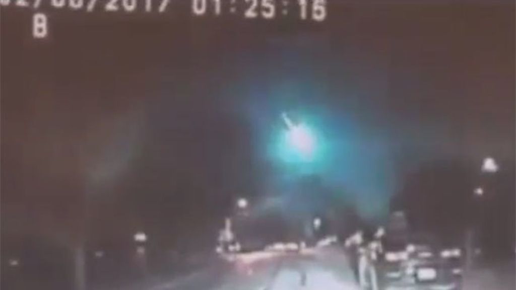 Un meteorito cruza el lago Michigan y cae en Illinois: las imágenes captadas por la policía