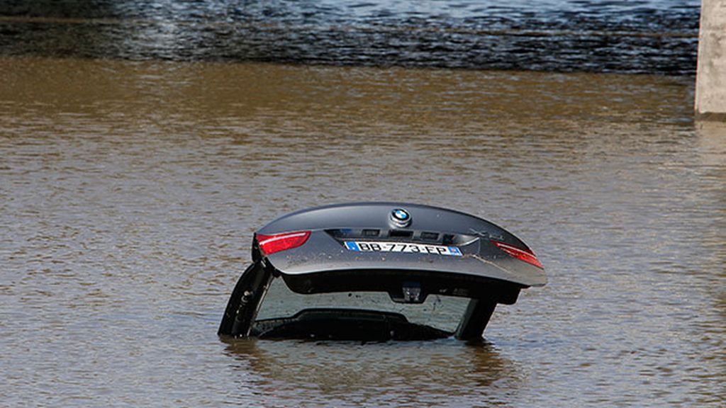 Un coche abandonado, tras las inundaciones en Francia