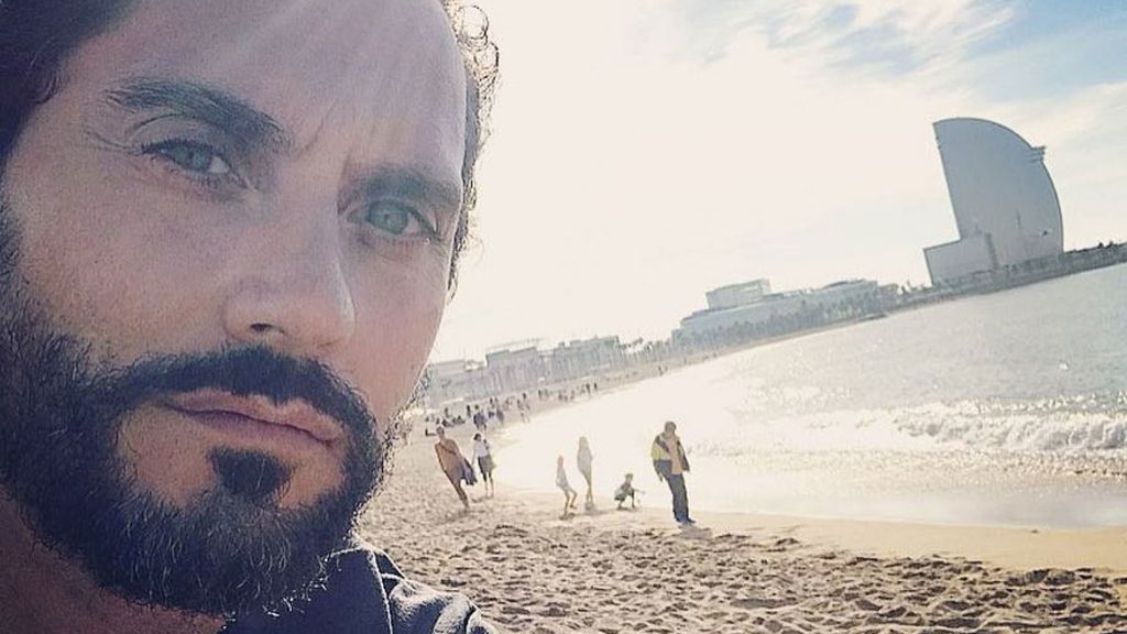 "¡Qué lujo es Barcelona!". Así disfruta Paco León su "#navidadenlaplaya"
