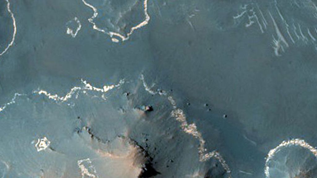 Las líneas blancas corresponden a materiales de una capa de ceniza volcánica que permaneció en colinas y mesetas