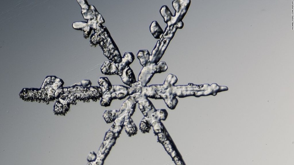 Todos los copos son hexagonales, pero es prácticamente imposible encontrar dos iguales