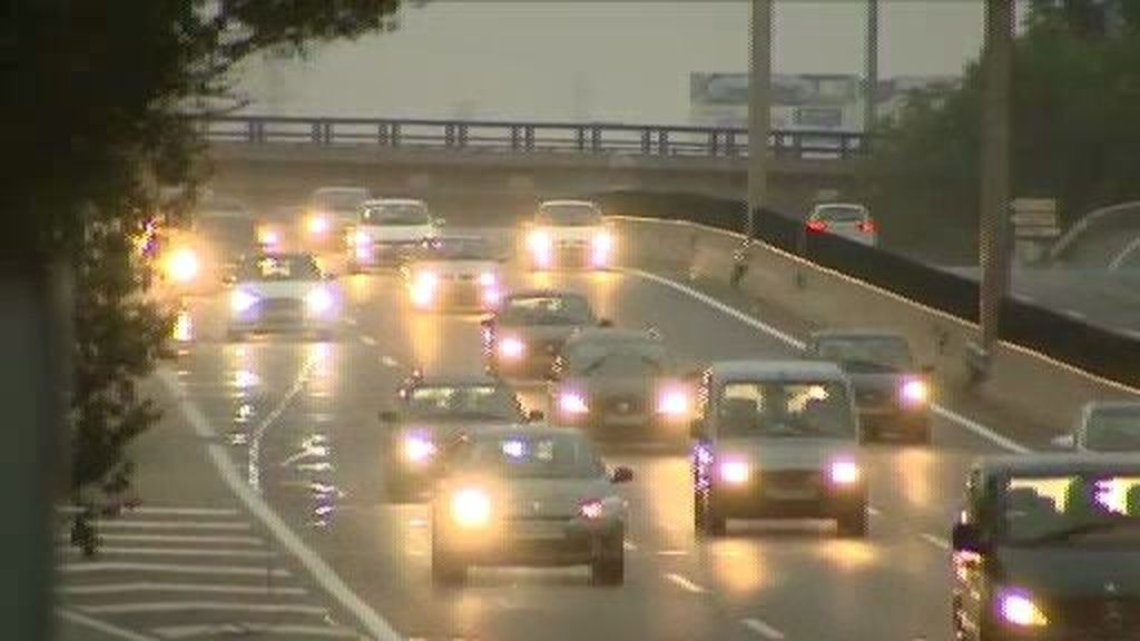 La lluvia dificulta la operación retorno en las carreteras de Madrid