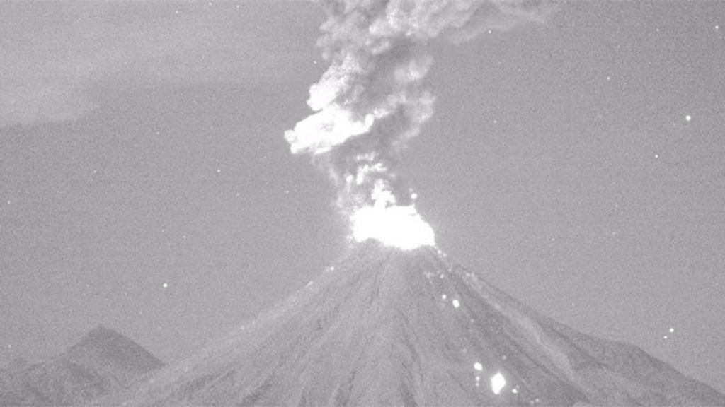 El Volcán de Fuego ha despertado: las columnas de humo son de casi 3 Km de altura