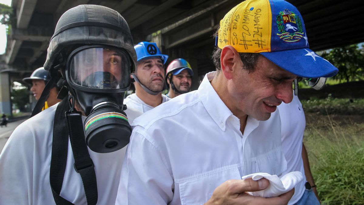 El líder opositor Capriles y un diputado son agredidos durante las protestas en Caracas