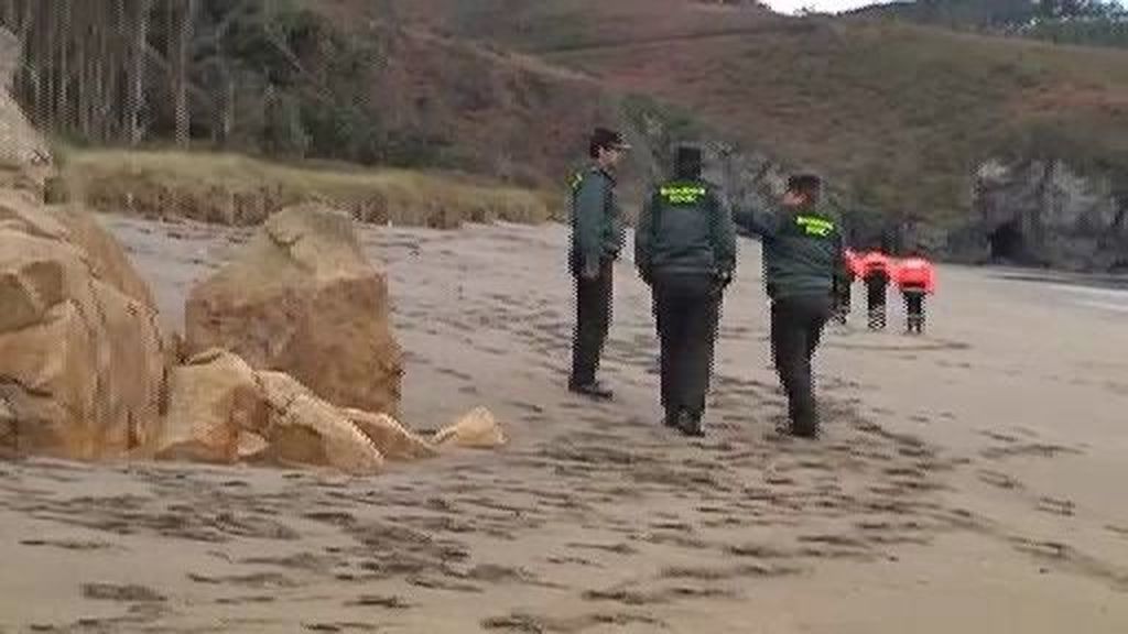 Los servicios de rescate buscan al bebé arrastrado por una ola en Navia