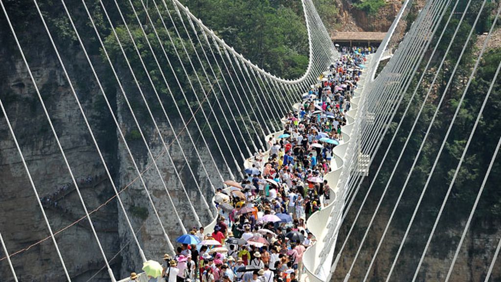 Este puente de cristal en China, con 300 metros, tuvo que cerrar al público al poco de inaugurarse por la afluencia de gente en los primeros días
