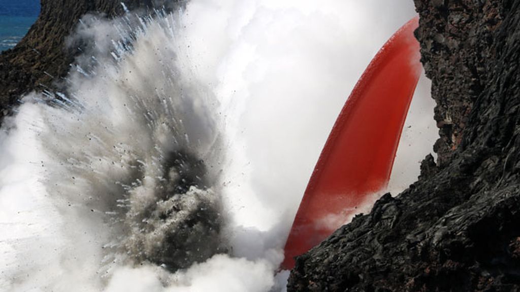 La lava causó explosiones litorales que se alzarón dos veces por encima del acantilado