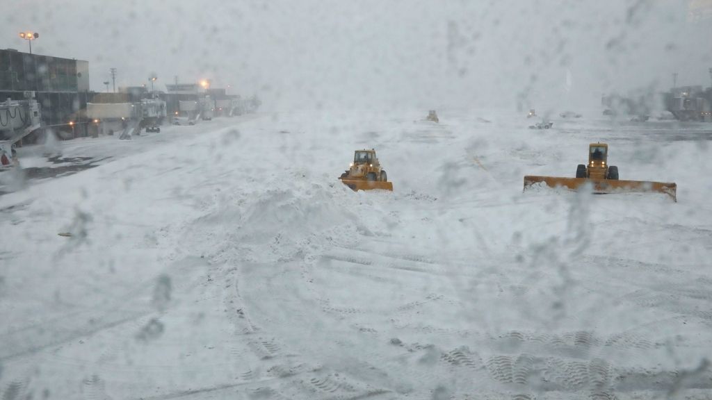 La ciudad está con vuelos cancelados, servicios mínimos y locales cerrados