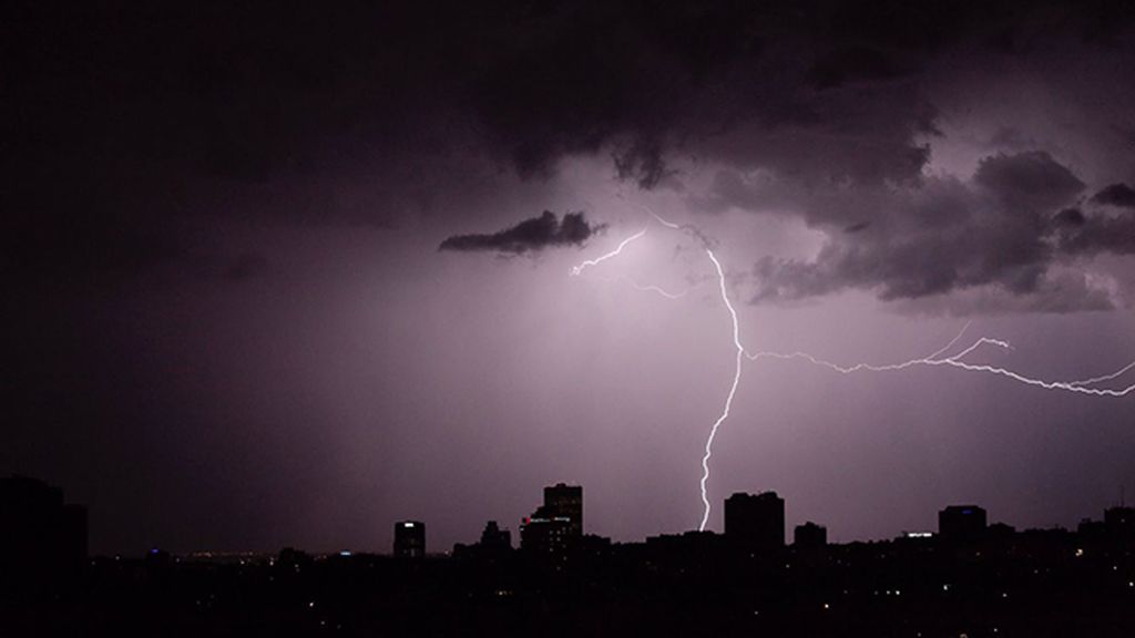El cielo eléctrico madrileño visto por Nacho Martín Gómez (@Nacho_Martin_VJ)