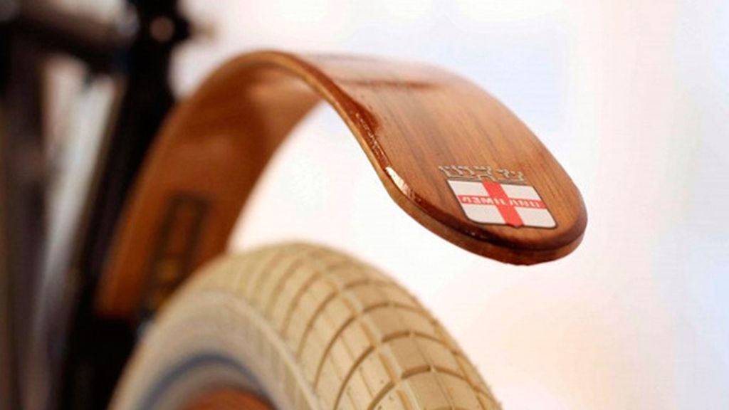 El guardabarros de lujo se hace a mano y es de madera