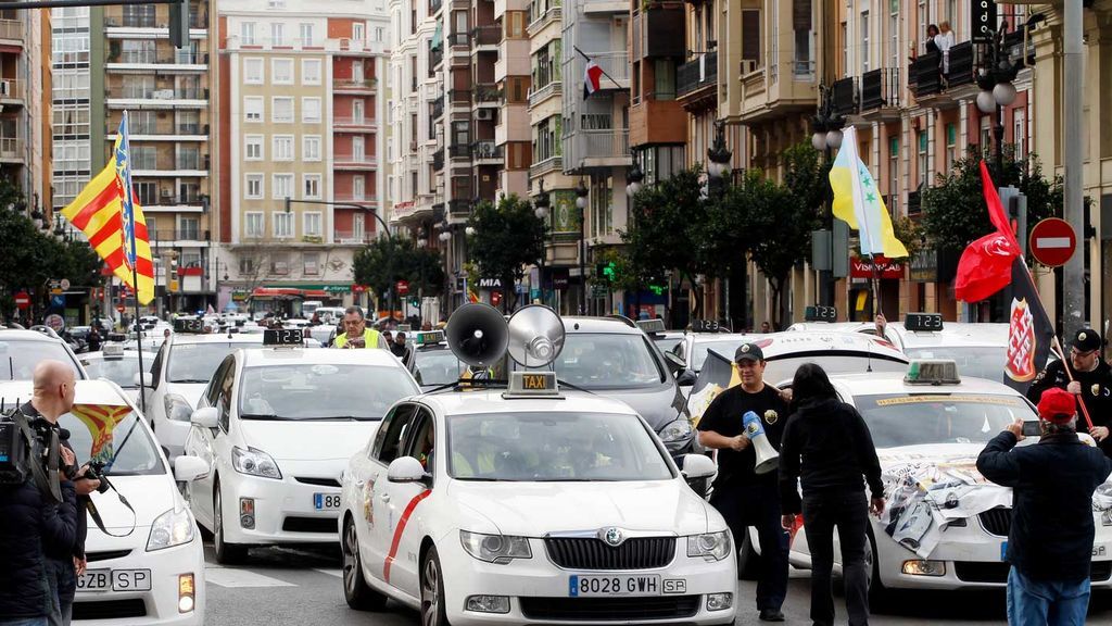 Los taxistas, en pie de guerra contra Uber y Cabify