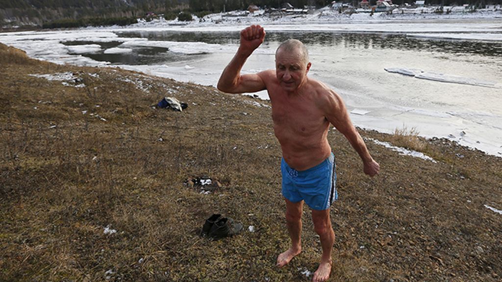 Nadadores en medio de la nieve