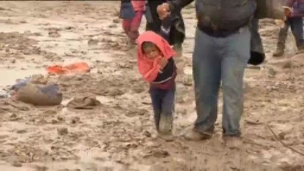 Los refugiados sufren los estragos de la lluvia en su periplo por los Balcanes