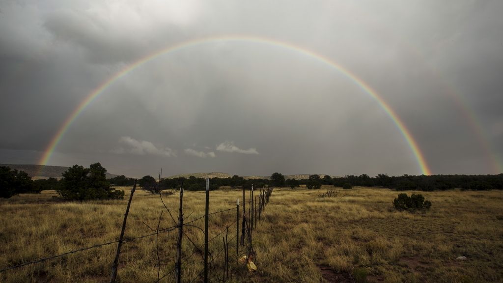 “Arco iris por la tarde, por la mañana aire”;  Arco por la mañana, por la tarde trae agua\