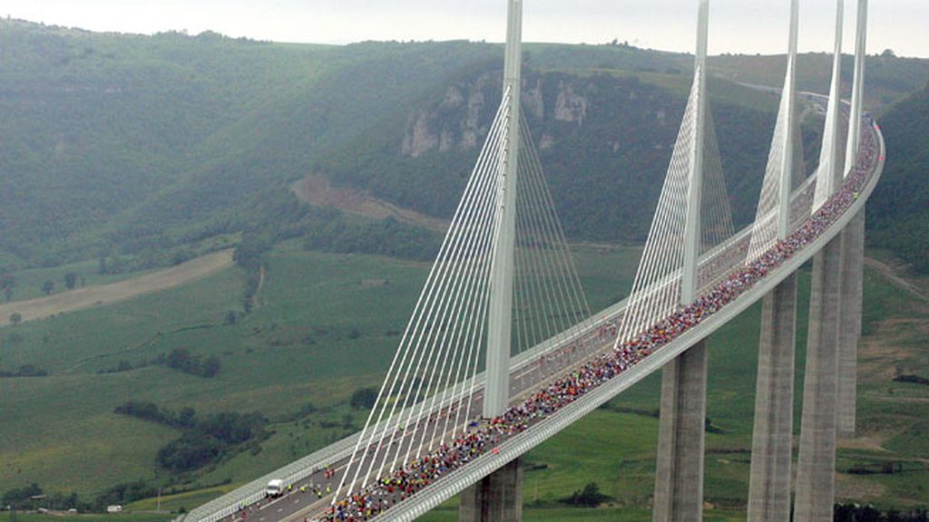 Millau, en Francia, disfruta de este viaducto construido a 343 metros de altura