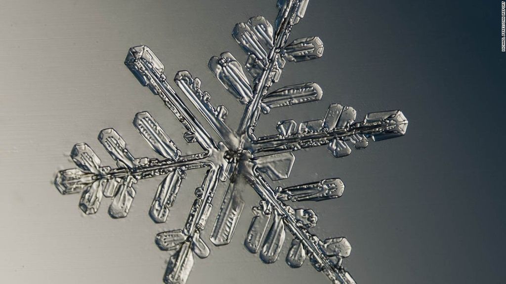 Todos los copos son hexagonales, pero es prácticamente imposible encontrar dos iguales