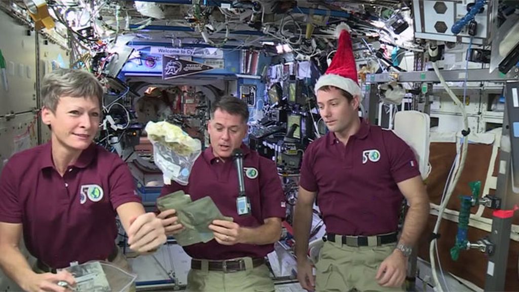 Quince amaneceres y pavo en lata: así ha sido la Navidad de los astronautas de la ISS