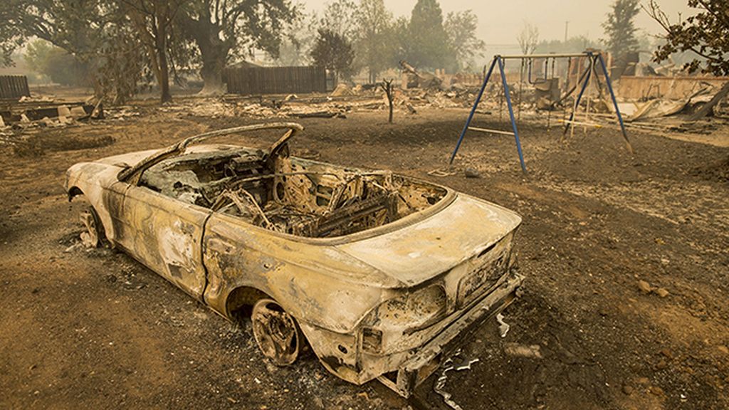 Un incendio en California deja un muerto y más de 400 edificios calcinados