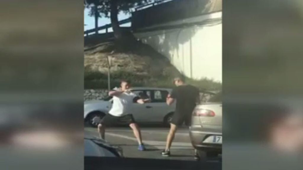 Dos hombres bloquean la carretera de Mijas 'peleándose' al estilo ninja