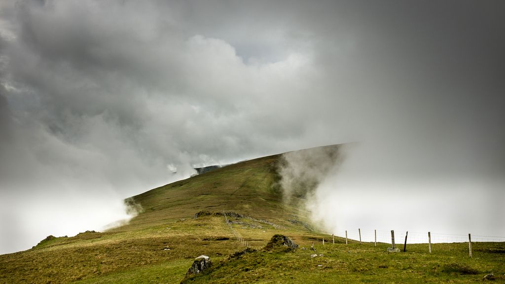 Colinas envueltas en la niebla en el norte de Gales, Reino Unido