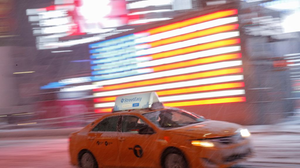 La ciudad está con vuelos cancelados, servicios mínimos y locales cerrados