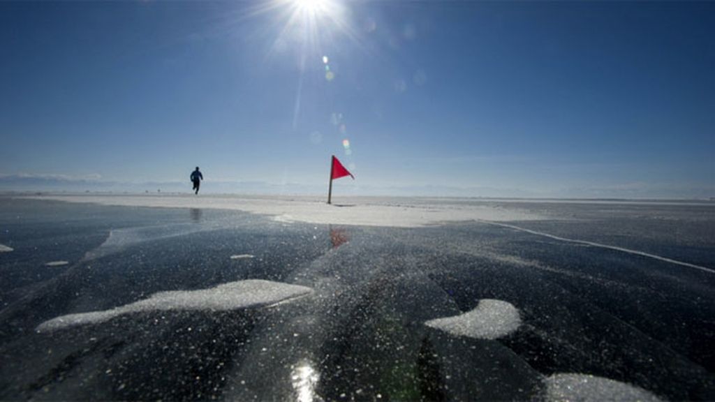 Correr una maratón sobre el lago helado más largo y profundo del mundo