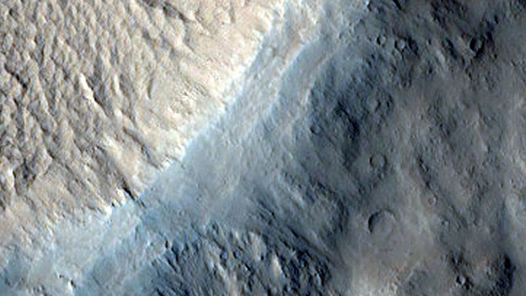 Un cráter de pedestal en la región de Eumenides Dorsum