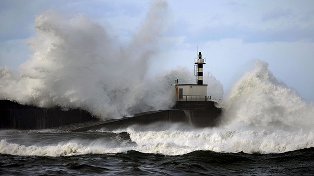 Olas de 9 metros azotan el norte del país