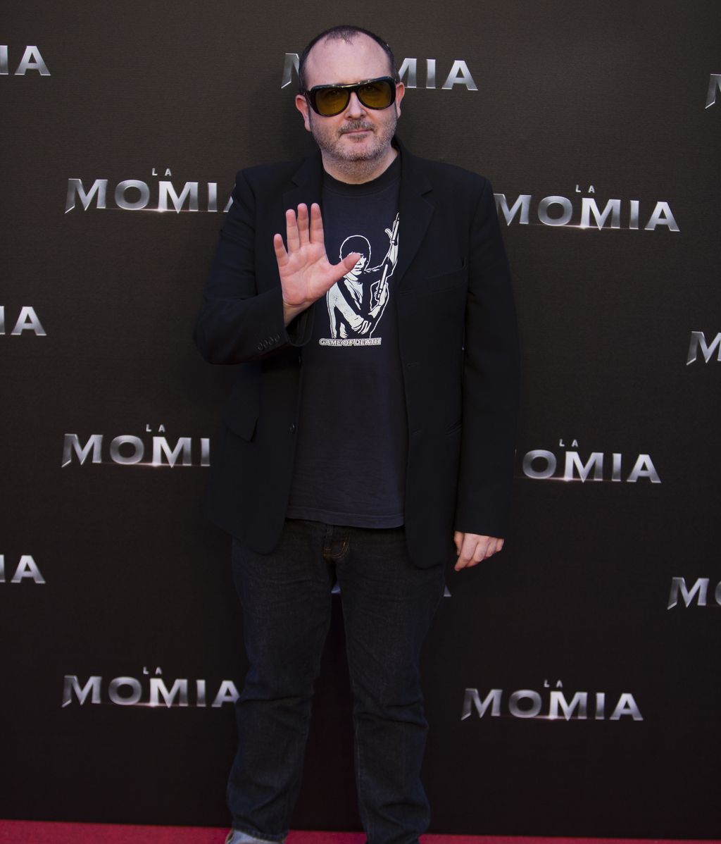 Carlos Areces, todo al negro (gafas incluidas)