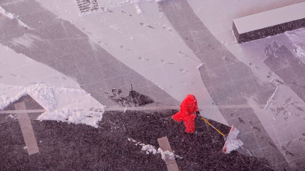 La ciudad está con vuelos cancelados, servicios mínimos y locales cerrados