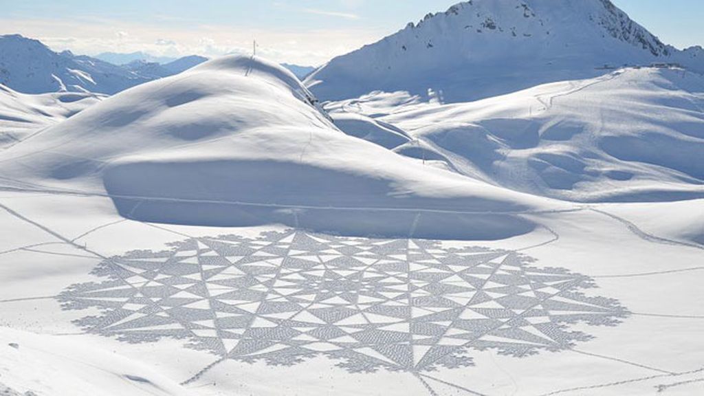 La nieve es el material de sus obras de arte