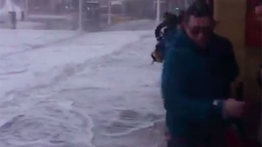 El mar se mete por las calles asturianas: los vídeos que mejor simbolizan el temporal de estos días