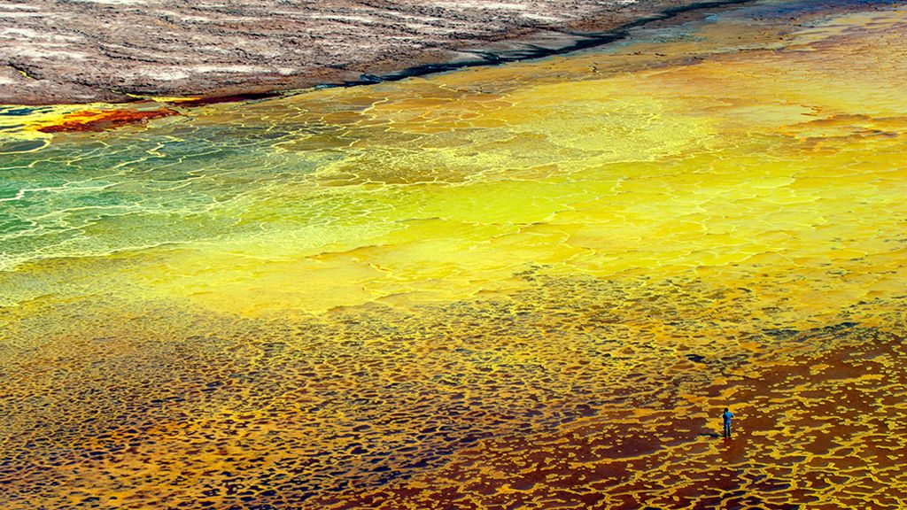 Un pueblo sobrevive con sal en el desierto