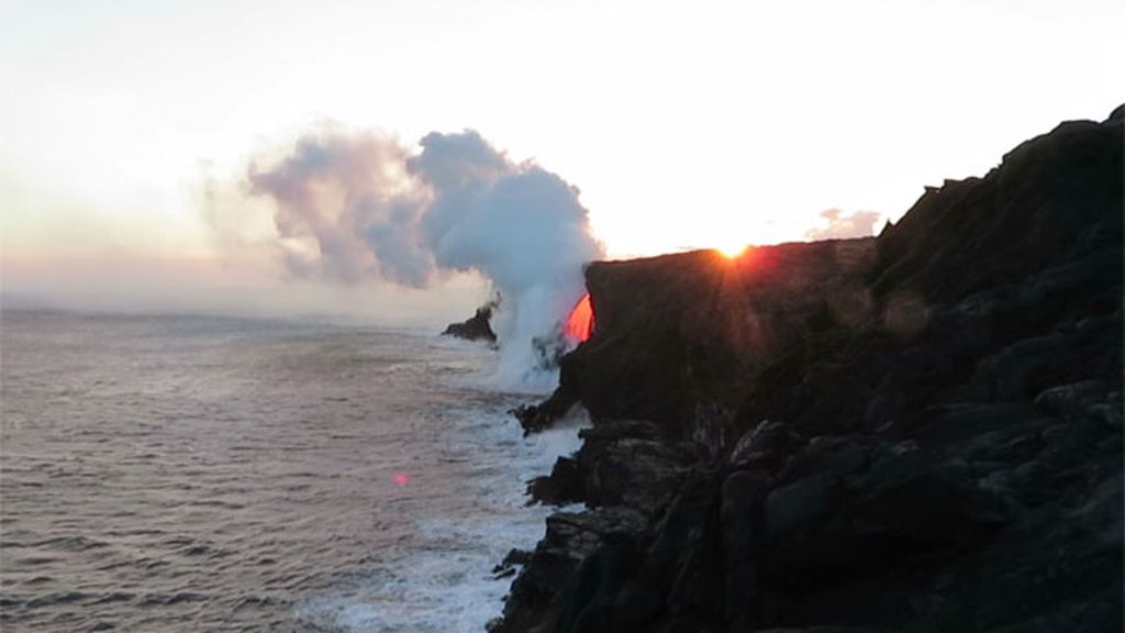 La lava causó explosiones litorales que se alzarón dos veces por encima del acantilado